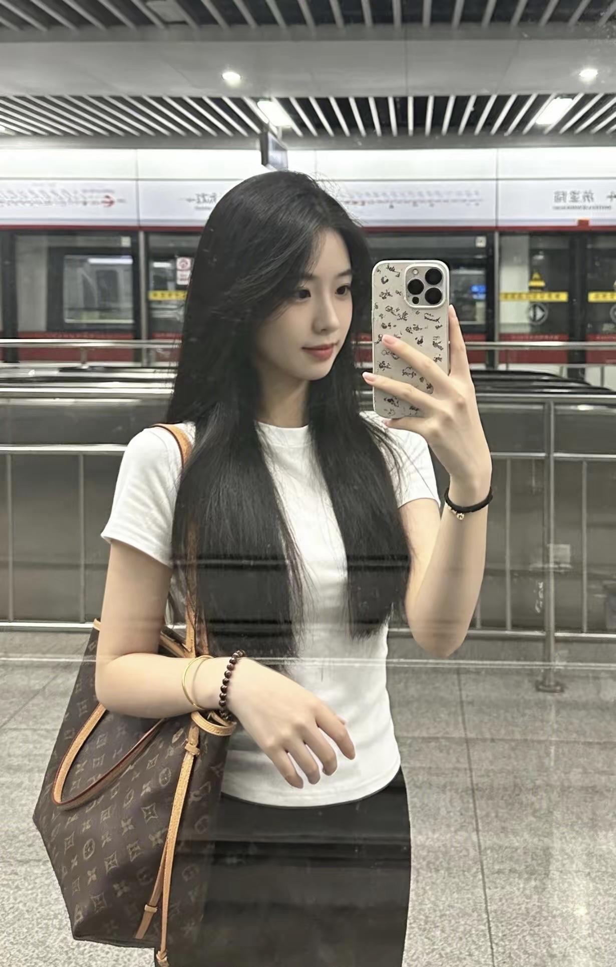 这身打扮的亲和力，很大程度上来自包包和黑发的巧妙搭配。那只LV老花托特包是点