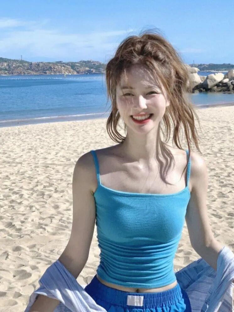 海边最不缺的，是蓝天白云和海盐味的风。把身体放松、笑意挂上嘴角，再配几个不费力的