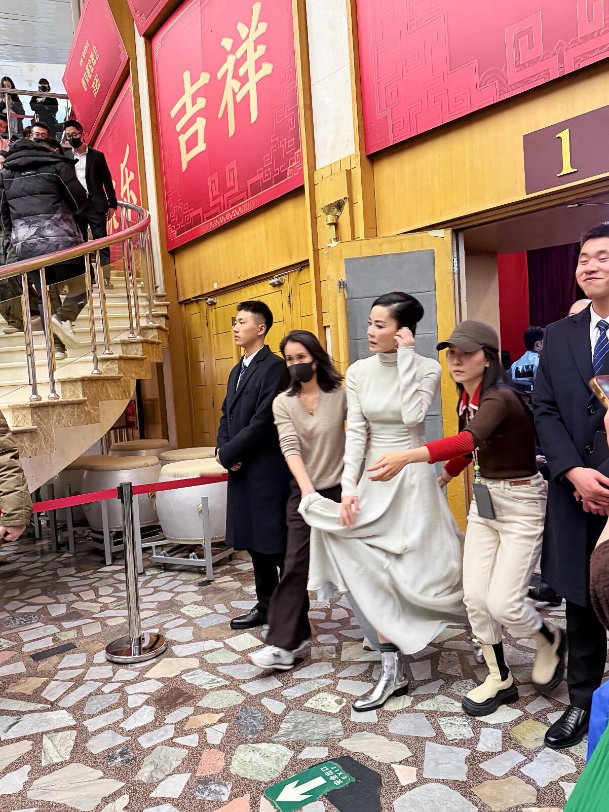 王菲彩排下班抓拍都好美好时髦巨星不停留~春晚节目单春晚