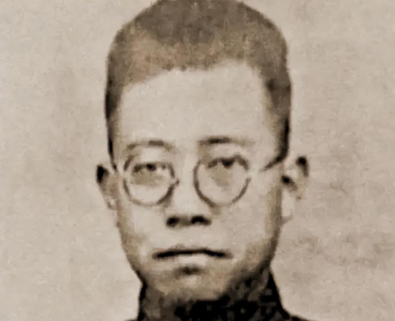1955年，上海的公安人员抓了一名有特务嫌疑的六旬老人，随即将他押进审讯室，让他