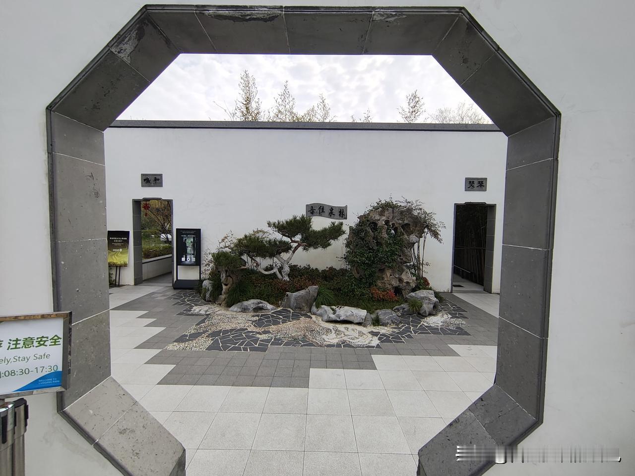 在教研活动里，对年轻老师的课进行评价是常规环节，而老教师往往被请出来发表看法，这