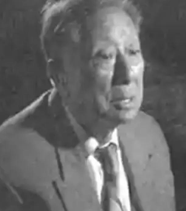 1942年，一名伪军师长派人送给粟裕一把伞，粟裕疑惑地打开伞一看，里面竟藏了一张