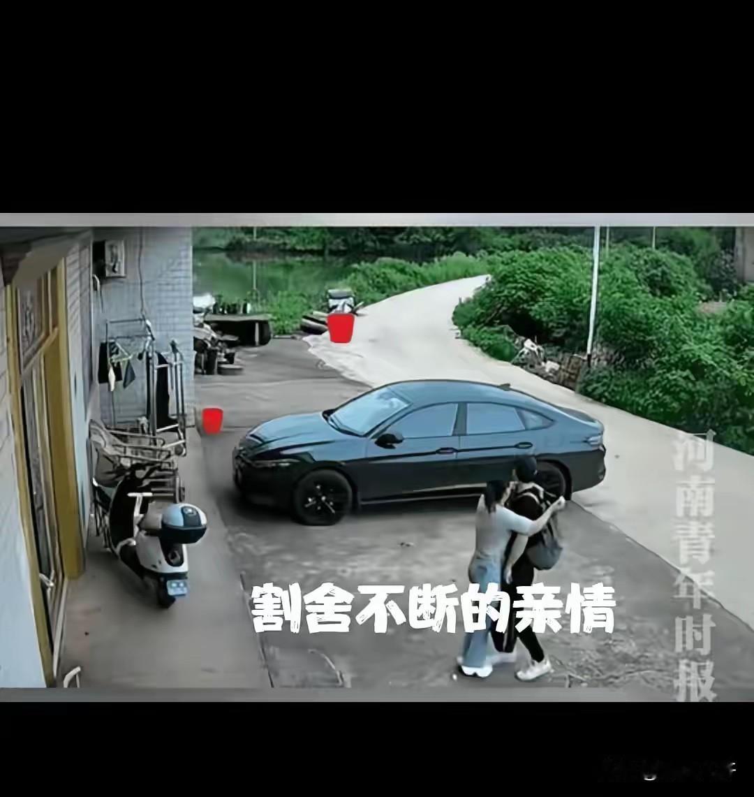 “看哭了！”湖南，一女子刚出来门，看到门口站着一小伙盯着她看，女子越看小伙越眼熟