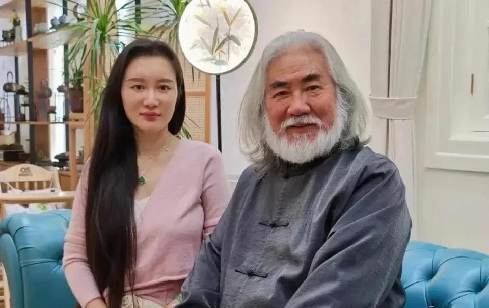 张纪中精神抖擞地说:“70岁怎么了？睁开眼就是干！”张纪中每天凌晨4:50起床