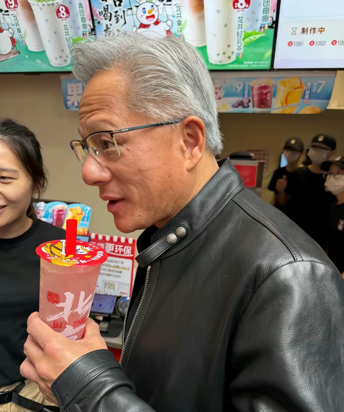 黄仁勋北京行，两家企业的宣传好到位，只是黄仁勋不会追究吗？昨天，也就是5月15