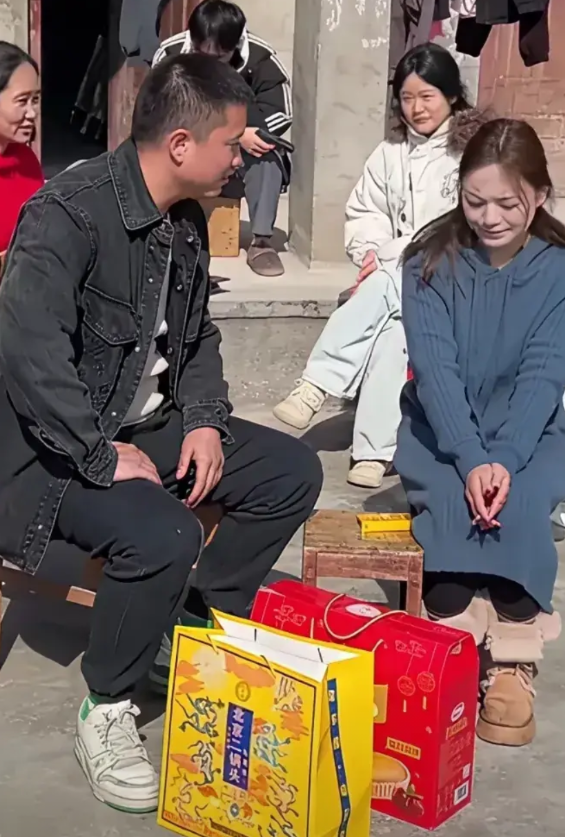 好尴尬，相亲失败，男子把礼品带走了。男子来相亲，兴奋冲冲的，带了两提礼物，一提二