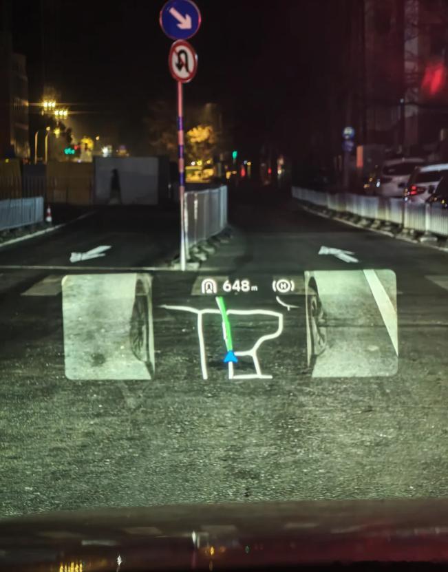 理想OTA8.2的窄路影像，一到窄路自定打开，和方便让我们去观察两边情况。HUD