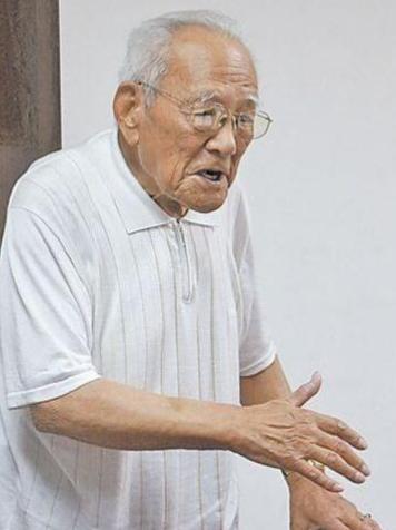 1943年，大汉奸林洪洲在路边解手，路过的老农见背后偷袭，一锄头下去，“tong