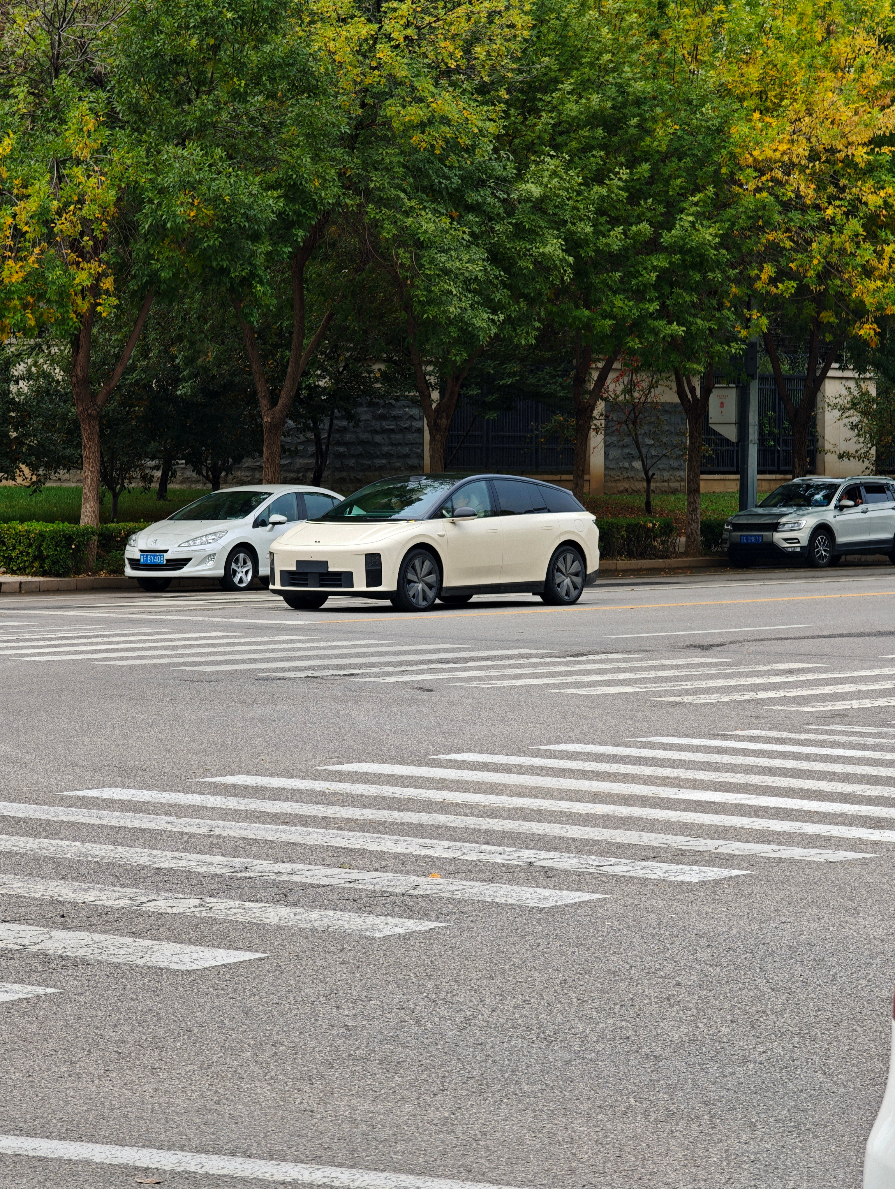 理想i6在路上跑起来确实显得很精致[吃瓜]​​​