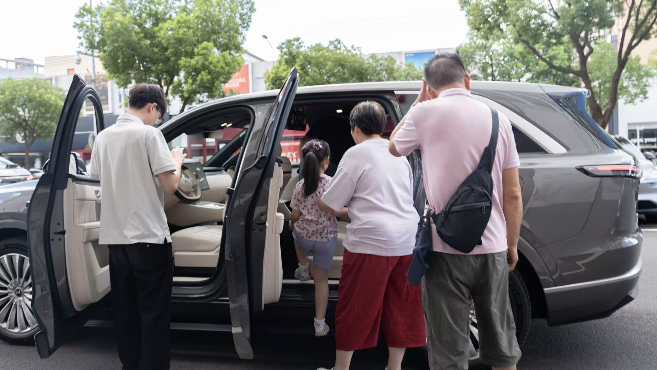乐道L90预售后的第3️⃣个周末，也是乐道L90门店开启动态试驾的第一个周末，乐