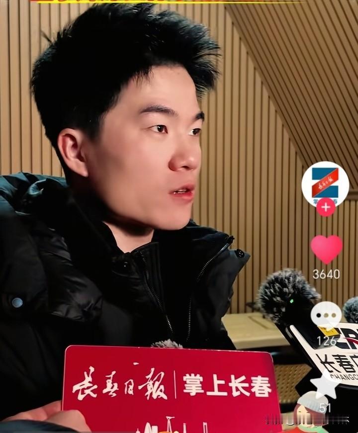 长春媒体拍出的董宇辉侧颜杀。两天的长春之行，董宇辉带着鹏鹏和奥运冠军们一起滑雪