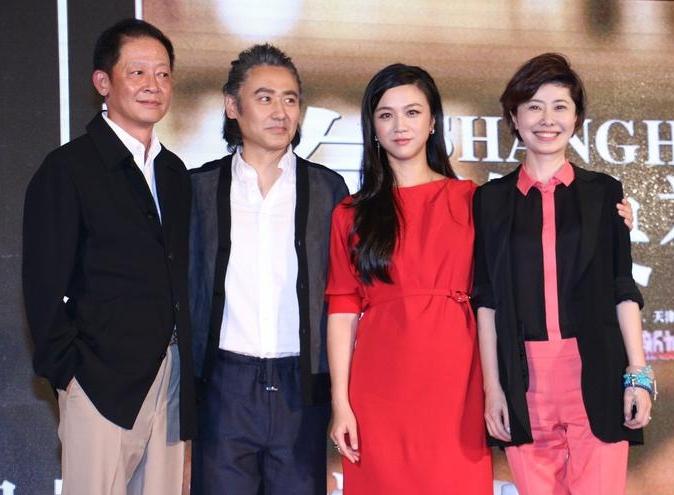 4星同框：我认出了清瘦修伟、笑意盈盈的王志文，一袭红裙、发如黑瀑、眸若秋水的汤唯