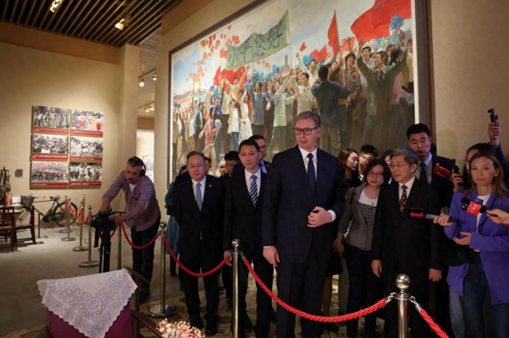 5月26日武契奇参观中国共产党历史展览馆，一脸严肃的样子好有威严感；他在老照片前
