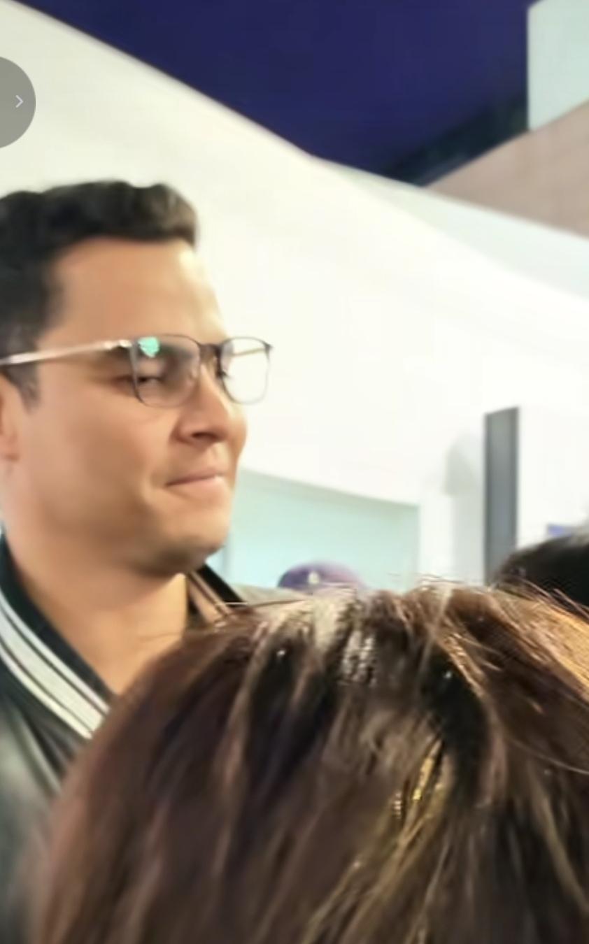 申花功勋队长离开上海！众多球迷机场送行！而去年海港功勋队长离开上海送行的球迷却不