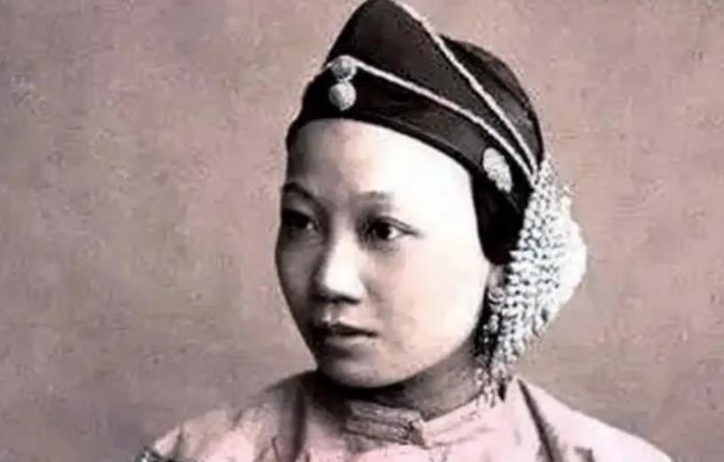 1901年，直隶总督袁世凯母亲去世，他回乡葬母，却遭族长袁世敦拒绝：你母亲不能入