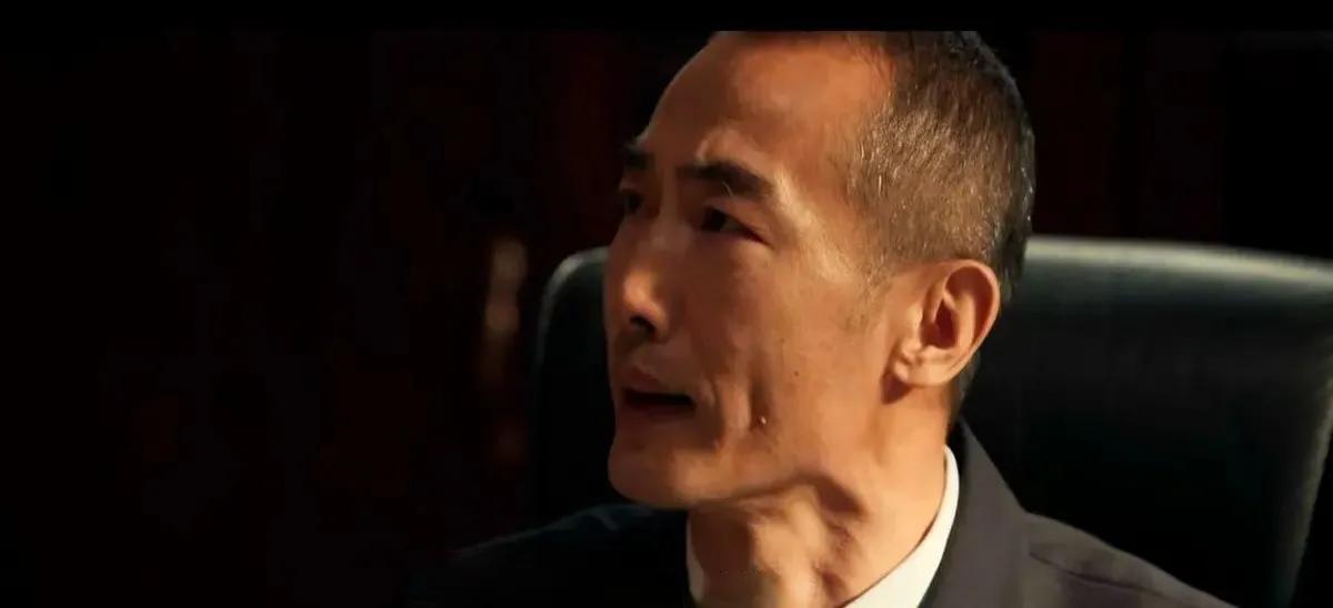 追剧《以法之名》洪亮见到什么人都畏畏缩缩的，为什么敢对孙专委大喊大叫？