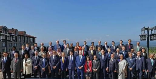 G20合照站位引热议！日本紧挨美国财长左右两侧，中国却落在最后一排角落，合影风波