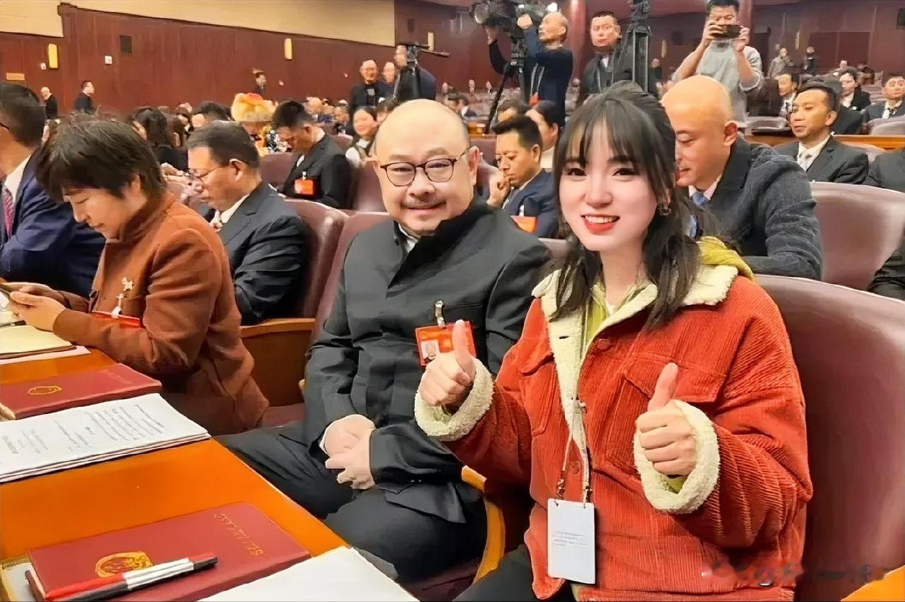 下面照片是刀郎出席成都人大代表时与美女记者的合影留念。这是刀郎自从2025年新