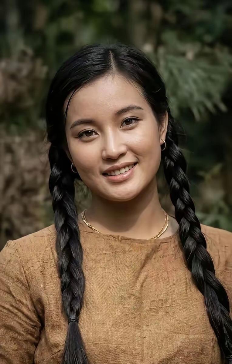 年轻时候的刘晓庆，扎着双麻花辫，褪去明星光环满是原生态的清纯​​​