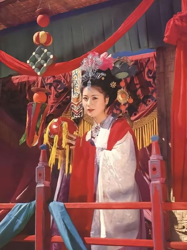 别再可怜殷温娇了，她根本没“忍辱负重”。翻开明代法律，寡妇改嫁完全合法。但理