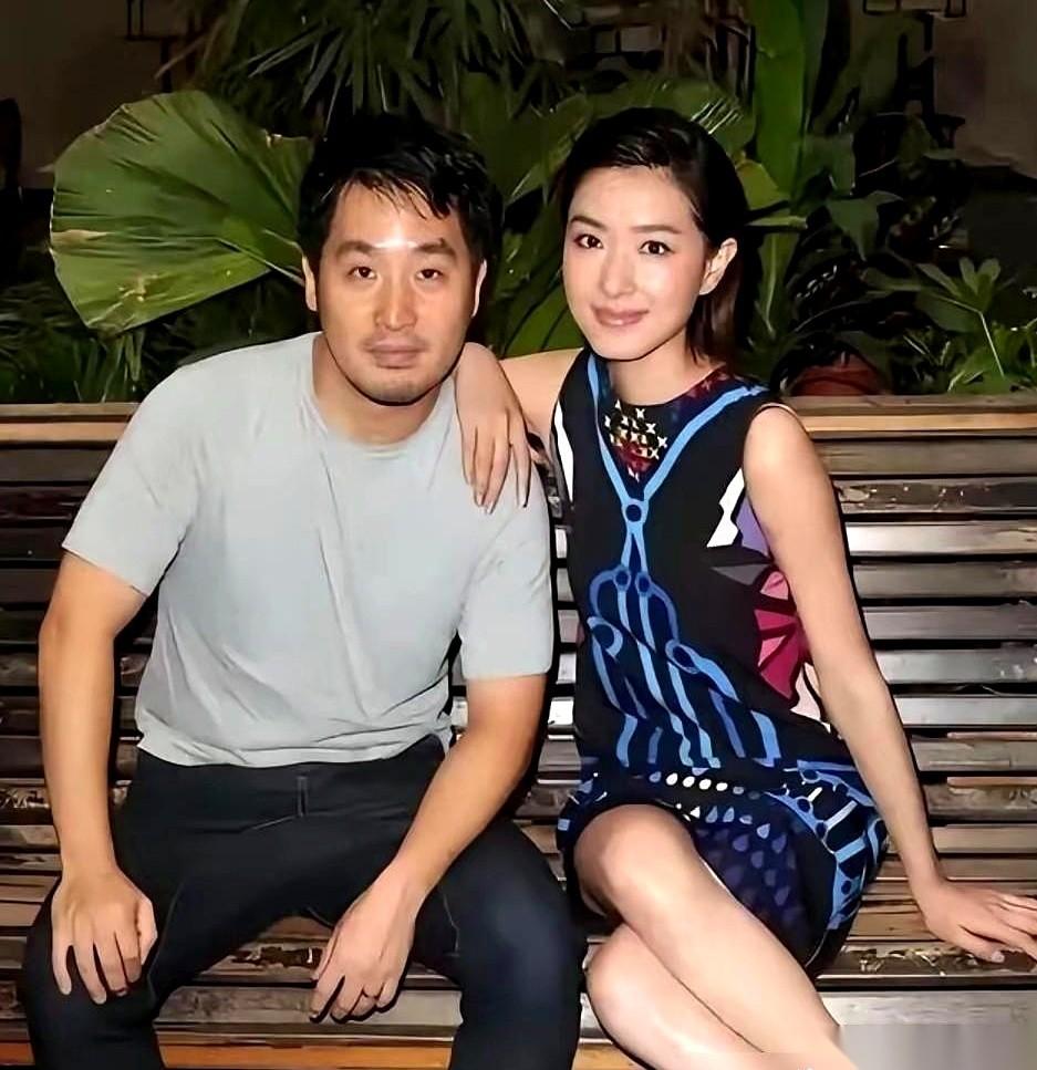 女明星嫁人，剧本就两个。嫁豪门，或者嫁同行。万茜，两个都没选。她没办婚礼，没