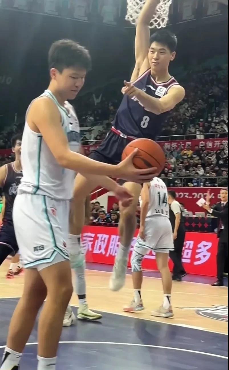 真是谁也别笑谁。开拓者16顺位选了杨瀚森，看来这迟去参加选秀一年賺大了。目前