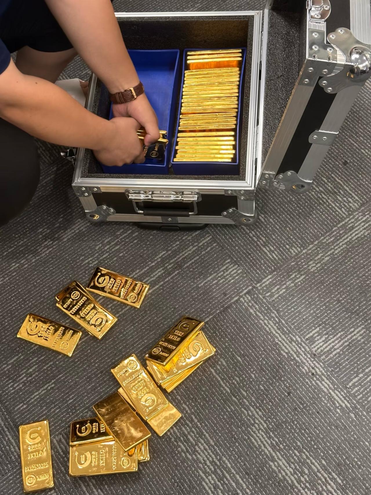 手里还有黄金的估计现在气的要血压飙升了，6月21日暗金金价已经跌到905一
