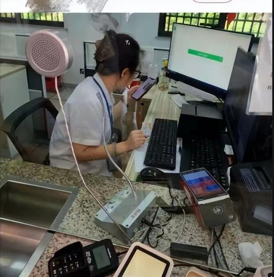 人不能没傲气，但一定要有傲骨。张家界这位售货员就应该这么做，自己没做错坚决不