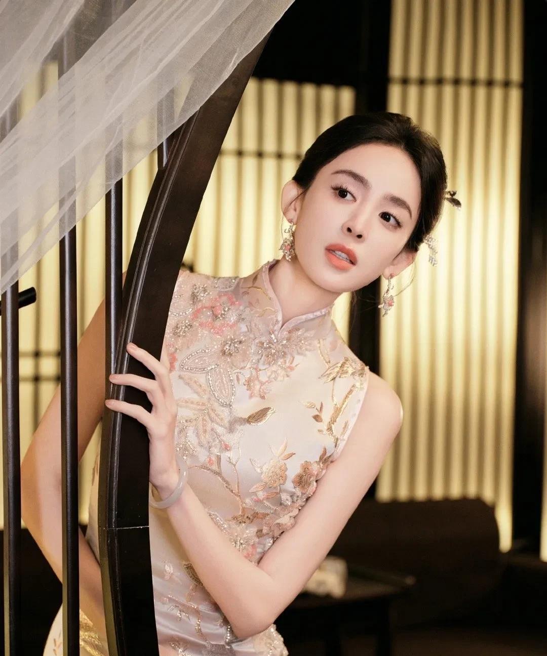古力娜扎刺绣旗袍勾勒东方美，团扇轻摇倾诉诗意