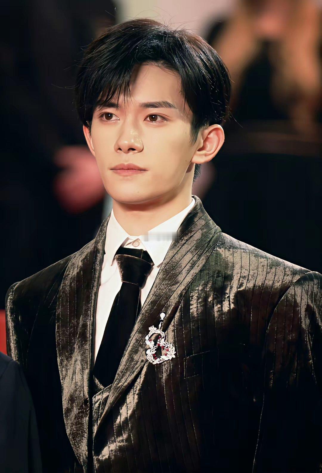 这届金鸡奖影帝影后竞争好激烈啊，今年影帝得奖呼声最高的就是已经拿过影帝奖的朱一龙