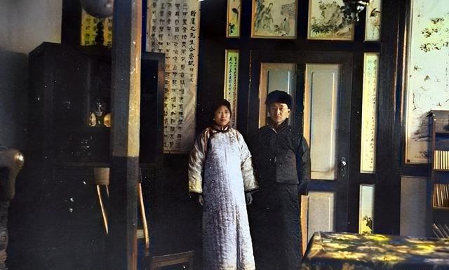 1910年代,孔祥熙与他的第一任妻子韩玉梅在奢华的家里。1901年孔祥熙就读通州