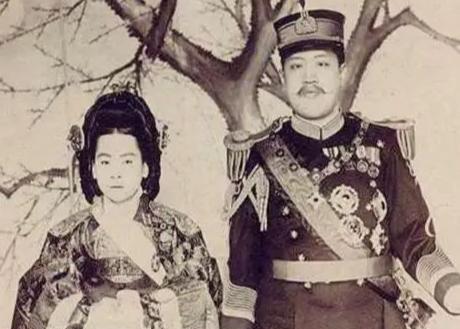 1940年，韩国皇后尹氏，被日本人赶出皇宫，没了经济来源，她一个人只能在街头流浪