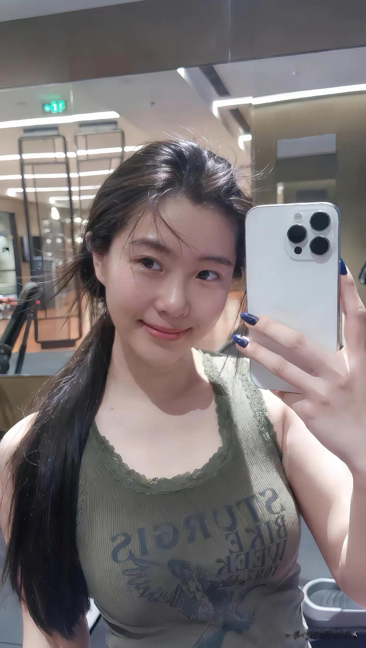 谁说力量与甜美不能共存？汗水滴落，笑容依旧灿烂。每一次坚持，都是对生
