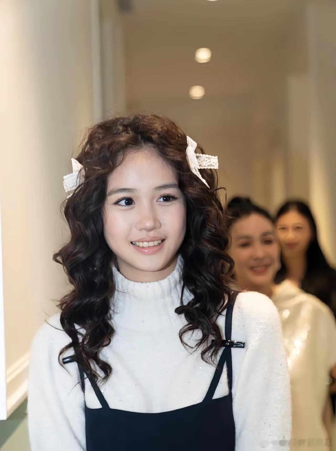 钟丽缇的小女儿考拉，没靠炒作，自己长成了话题。机场素颜出镜，冷帽一戴，气质碾压