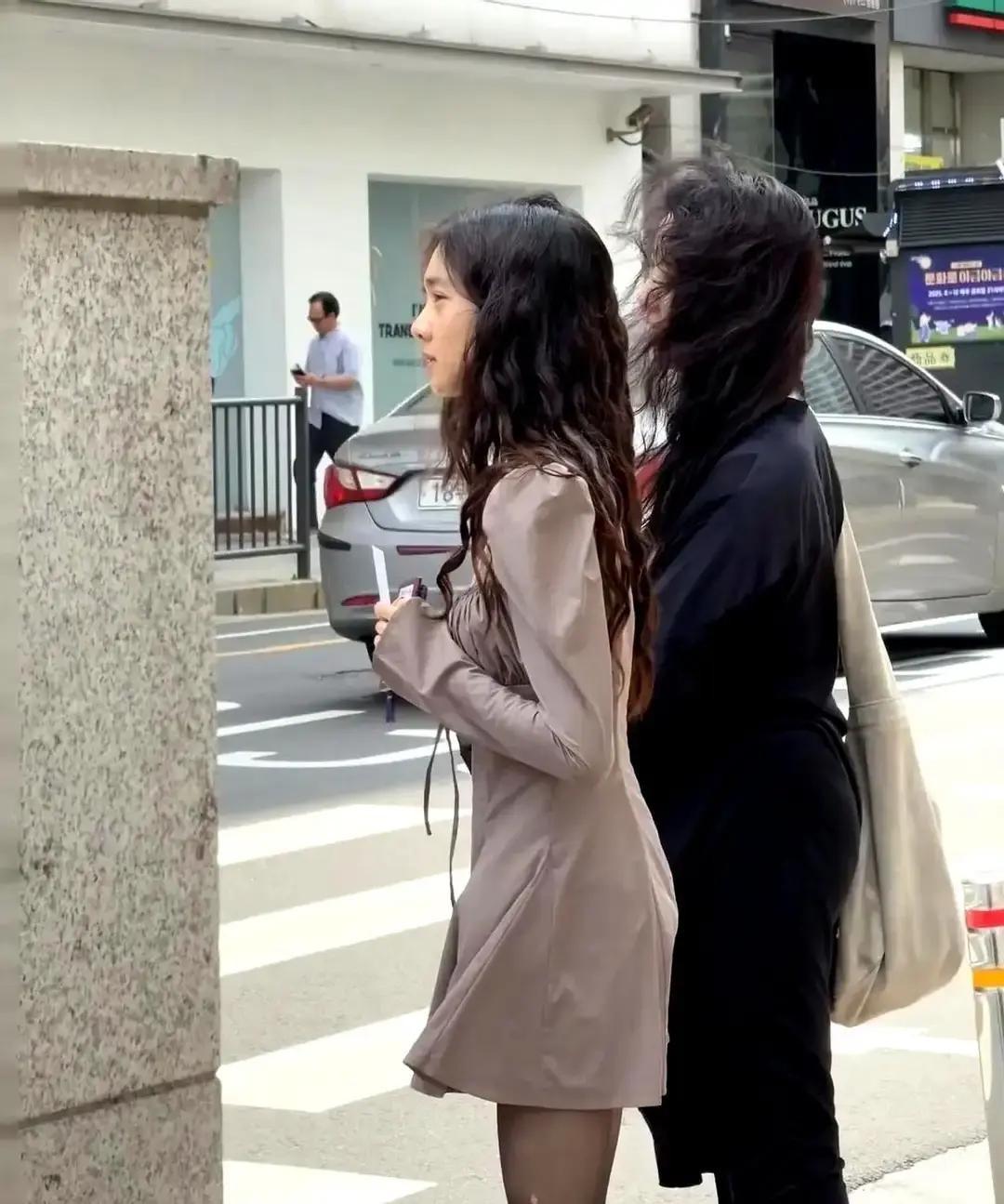 黄多多和孙莉在首尔逛街被拍到，照片一出，全网都在说“太瘦了”“像换了一张脸”我放