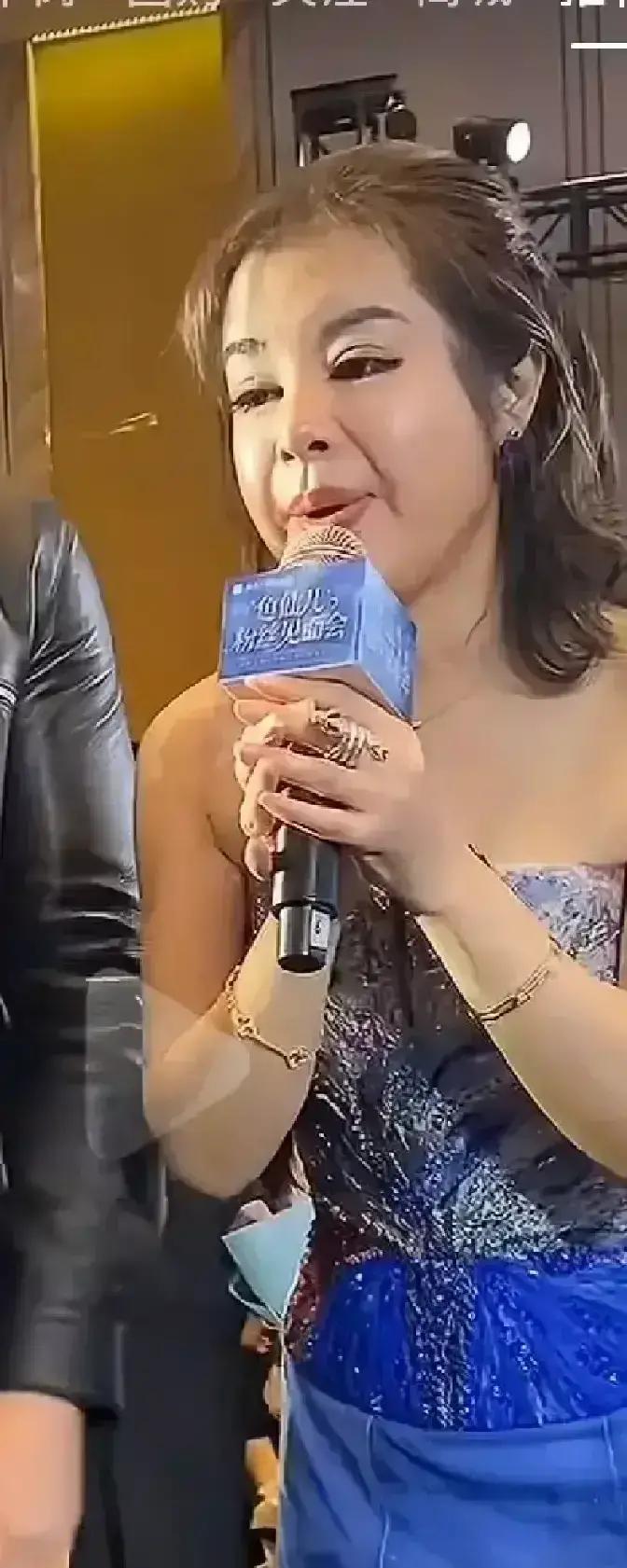 这两天网上吵翻了天，就为了于文红那一脸的“科技与狠活”。一边喊着像二十出头