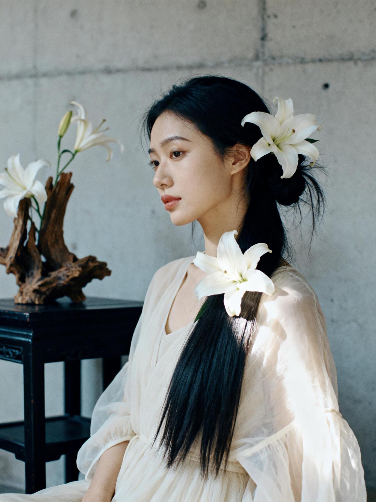 我们在拍人像时，可能用到最多的道具，就是花。而拍美女，花更是离不开。当有了花的存