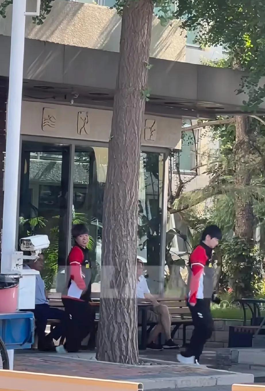 出发参加邮政活动一大早孩子们又早早起来，莎莎走在最前边，大迪双手插兜懒散跟