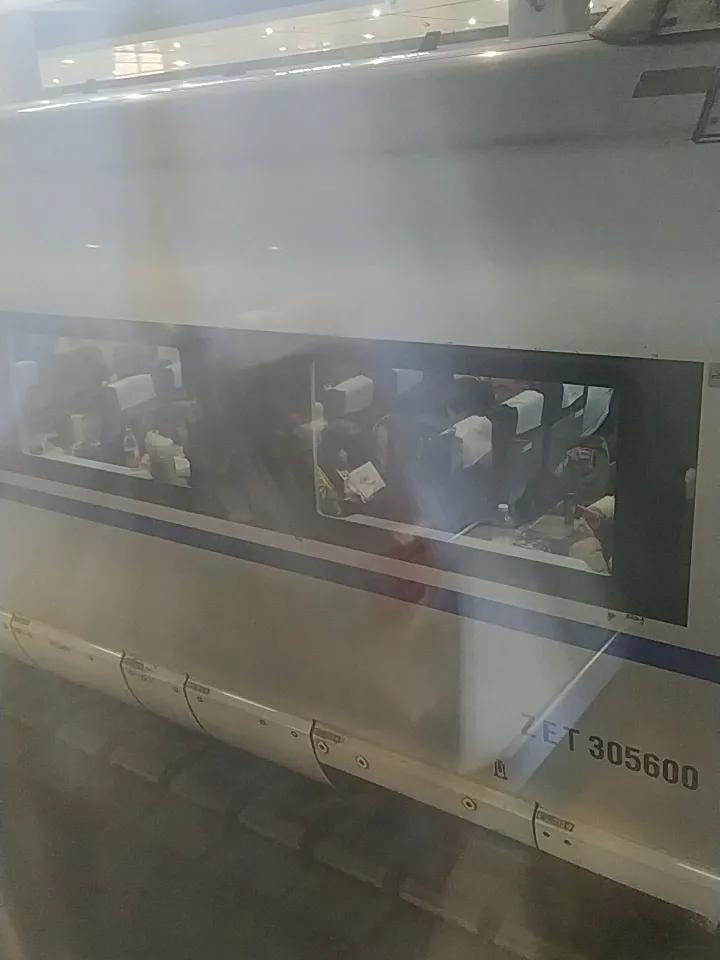 坐了这么多次火车，今天算是开眼了，原来火车也有双层车厢。车厢里的乘客都表示是第一