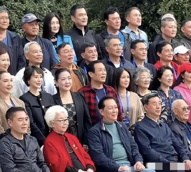一众老戏骨同框：我只认出了第一排的田华，陈宝国，唐国强；第二排的沈丹萍，王馥荔，