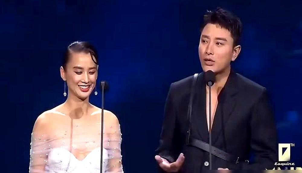 黄圣依这身衣服，到底谁该出来挨骂？活动现场，她就坐在贾乃亮旁边。贾乃亮全程脖