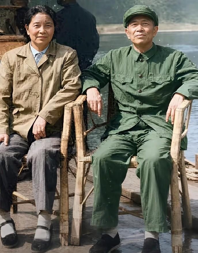 1977年，开国上将邓华与夫人李玉芝，在桂林漓江边留下珍贵合影。邓华身经百战，