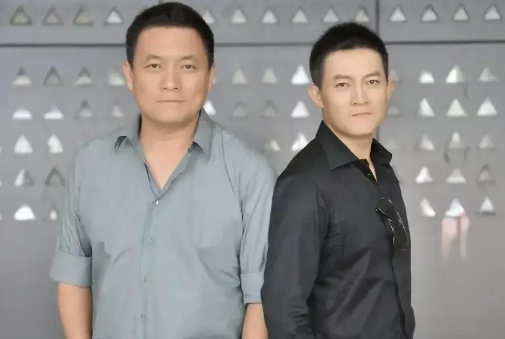 郭靖宇和杨志刚，同父同母不同姓的亲兄弟。郭靖宇是《狮城山海》的监制，为啥不在戏里