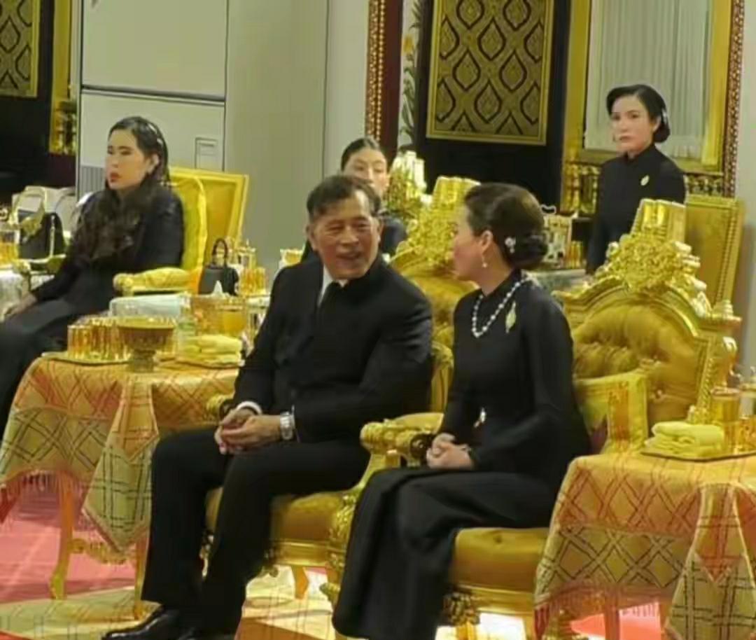 玛哈国王在长女的葬礼上居然还能笑得出来，和王后有说有笑的。而诗妮娜贵妃却一脸悲