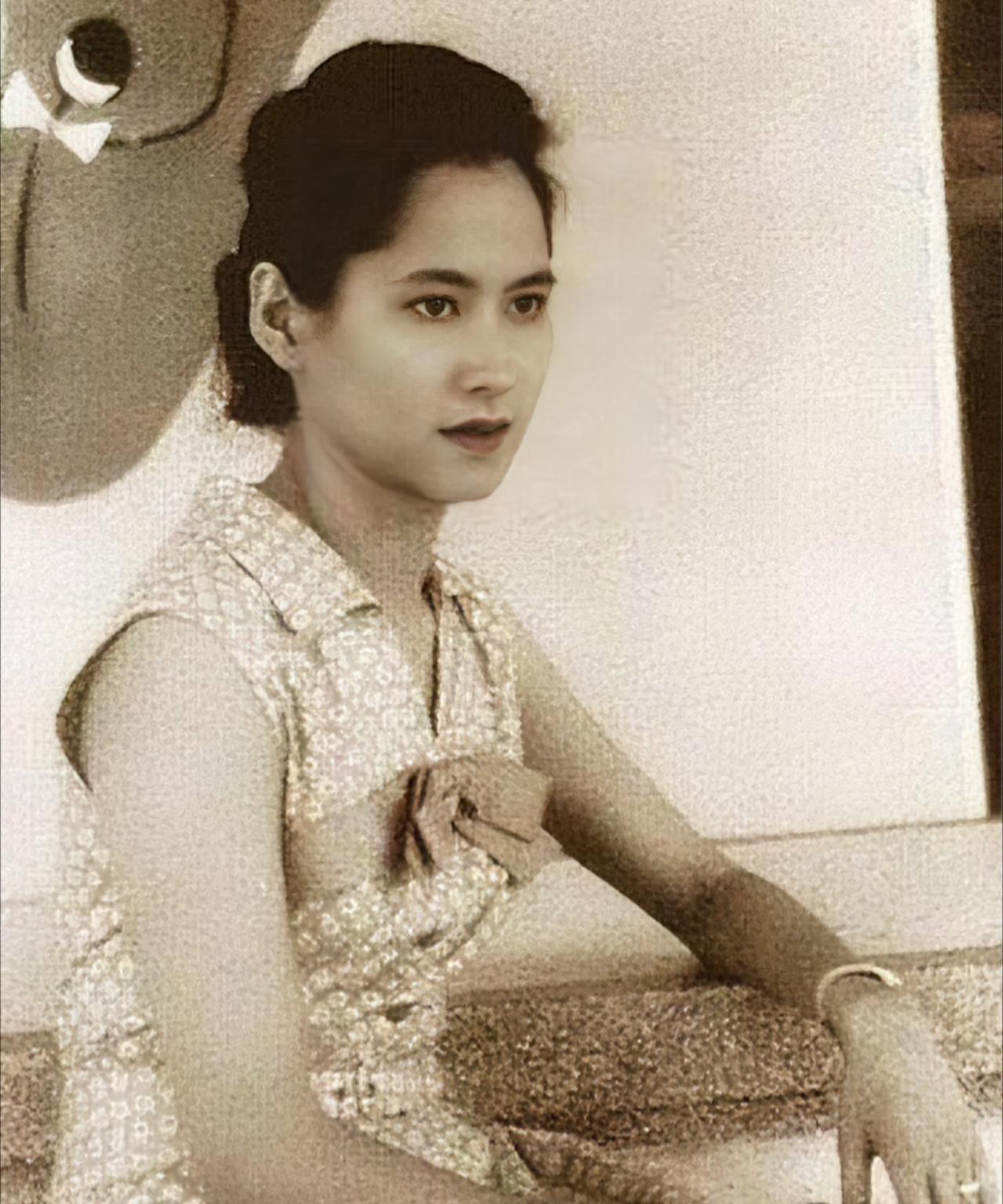 泰国王室颜值天花板，渣像素难挡盛世美颜甘拉亚妮·瓦塔娜乃普密蓬国王之姐、现任泰