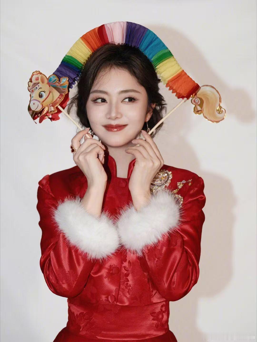 谭松韵年画娃娃谭松韵这身红裙，把过年的氛围直接拉满！胸前的金马更是点睛，喜庆