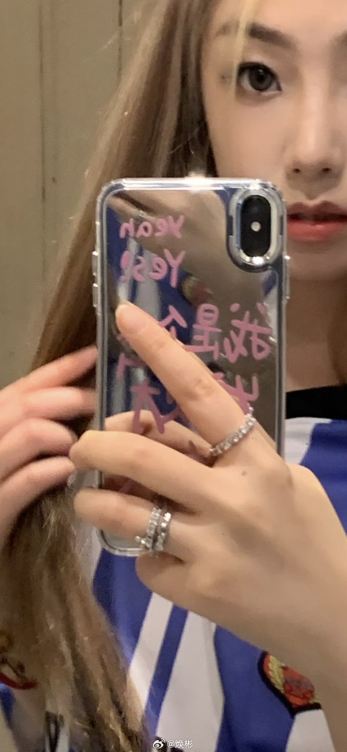 刷到一个好看的小姐姐还在用iPhoneXs。