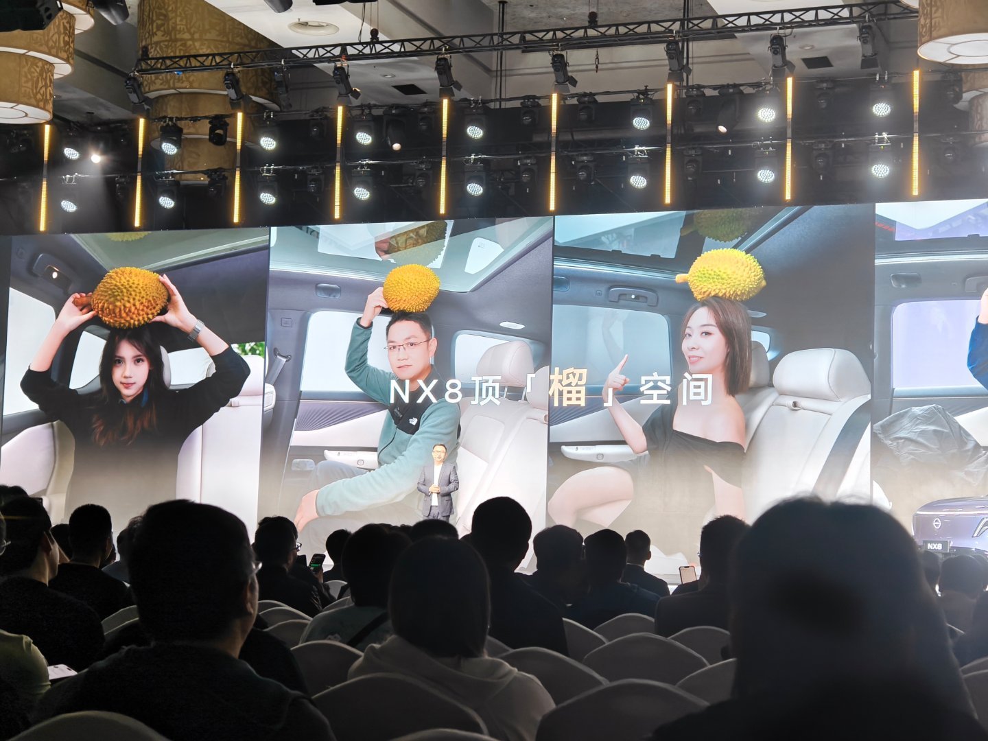 东风日产NX5头部空间很大，能顶一个榴莲～话说最左边那位媒体老师怎么看起来那么眼