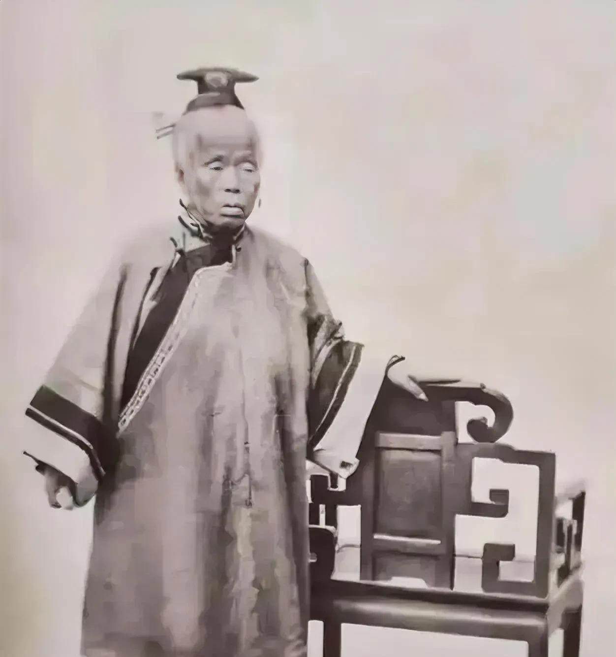 1868年，45岁的李鸿章，看到母亲露在轿帘外的脚，忙低声说：“娘，你把脚往回收