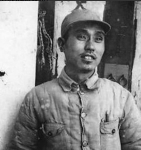 1947年，31岁的新5师师长周志坚和护士矫明结婚。新婚之夜，新郎周志坚却莫名其
